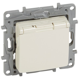 Legrand Niloe розетка 2P+E с крышкой кремовая