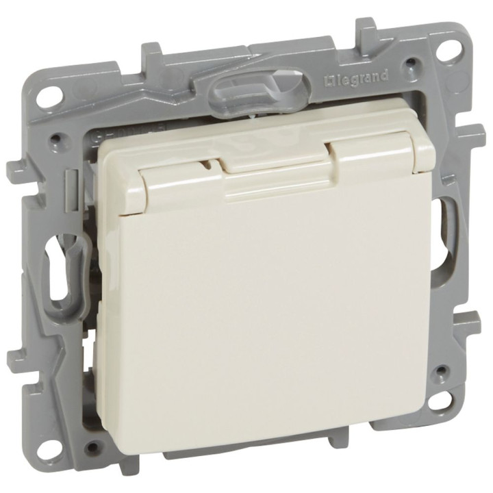 Legrand Niloe розетка 2P+E с крышкой кремовая