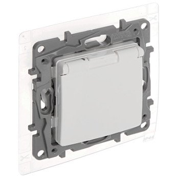 UHE PIstikupesa LE-764537 Niloe 230 V 16 A IP44 LEGRAND